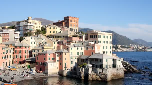 Un cliché d'un joli petit port à Genova, en Italie — Video