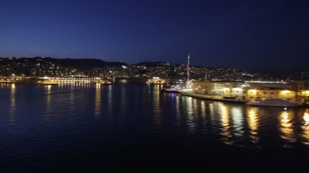 En bild av en ganska liten hamn i genova, Italien — Stockvideo
