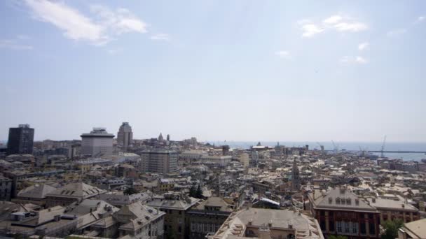Облака движутся над горизонтом Генуи, Италия — стоковое видео
