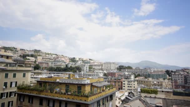 Nubes moviéndose sobre el horizonte de Génova, Italia — Vídeos de Stock