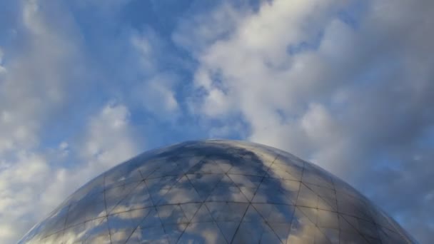 Wolken weerspiegeld in het mirrored glas van de geode gebouw — Stockvideo