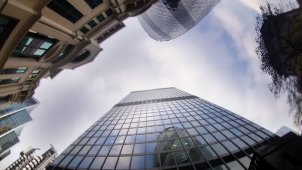 Fisheye van swiss re gebouw in reflectie van kantoorgebouw — Stockvideo