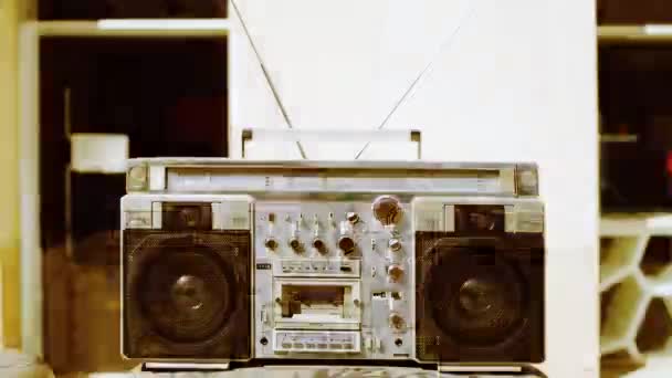 Detención de un ghettoblaster estéreo retro en diferentes ubicaciones urbanas — Vídeo de stock