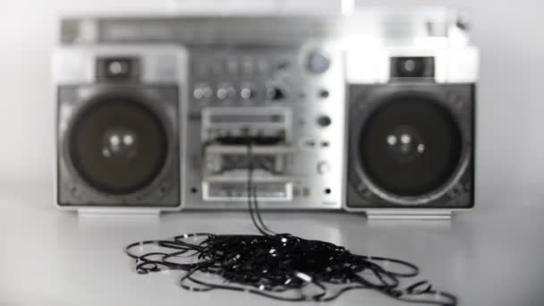 Arrêt d'un ghettoblaster stéréo rétro dans différents lieux urbains — Video