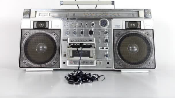 Arrêt d'un ghettoblaster stéréo rétro dans différents lieux urbains — Video