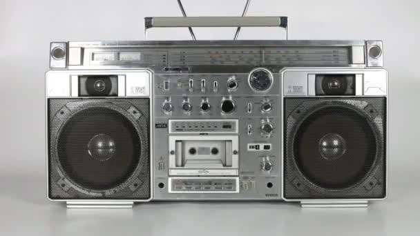 Detención de un fantástico aspecto retro ghetto blaster — Vídeo de stock