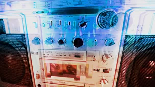 Obrázek retro ghetto blaster s figurkami, pěstování a tvarování a celý objekt — Stock video