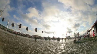 yukarıdan bir kalabalığın glastonbury Müzik Festivali'nde Timelapse vurdu