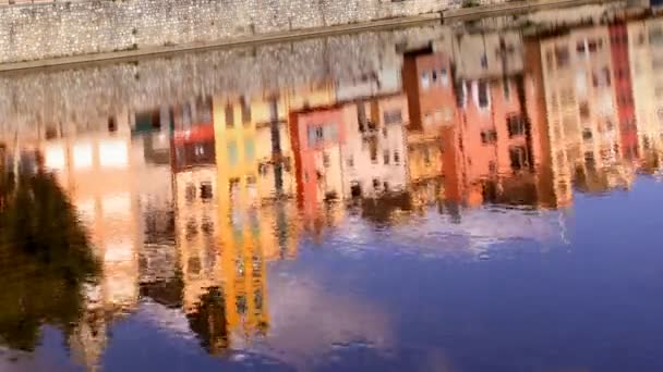 Reflejo del casco antiguo de girona, España, en el río — Vídeo de stock