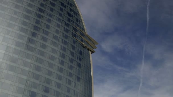 Hotel de cristal en barcelona con nubes corriendo — Vídeos de Stock