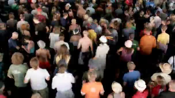Timelapse di una folla al festival di musica glastonbury girato dall'alto — Video Stock