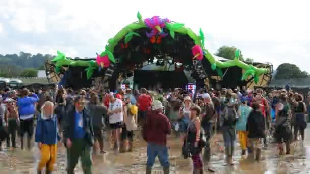 Calendário de uma multidão no festival de música de Glastonbury filmado de cima — Vídeo de Stock