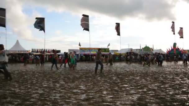 Calendário de uma multidão no festival de música de Glastonbury filmado de cima — Vídeo de Stock