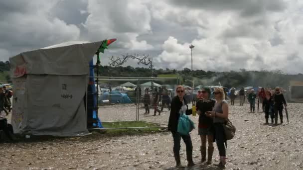 Calendário de uma multidão no festival de música de Glastonbury filmado de cima — Vídeo de Stock