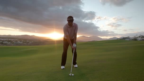 Golfista profissional em um campo de golfe de classe mundial — Vídeo de Stock