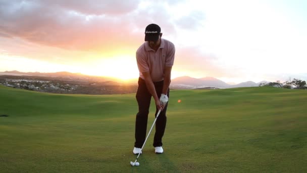 Pro golfista en un campo de golf de clase mundial — Vídeo de stock