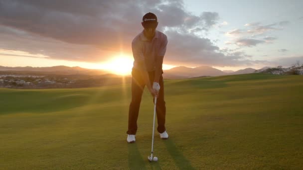 Pro golfista en un campo de golf de clase mundial — Vídeos de Stock