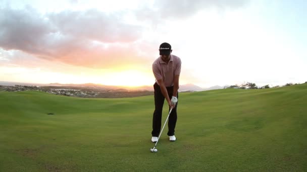 Golfista profissional em um campo de golfe de classe mundial — Vídeo de Stock