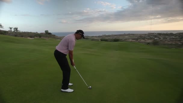 Golfista profissional em um campo de golfe de classe mundial — Vídeo de Stock