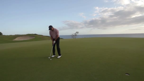 Pro golfista en un campo de golf de clase mundial — Vídeo de stock