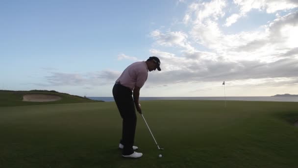 Pro golfer op de golfbaan van een wereld-klasse — Stockvideo