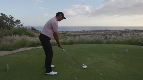Profi golfjátékos, egy világ-osztály golfpálya — Stock videók