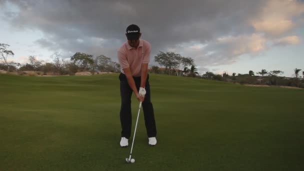 Pro golfer on a world class golf course — Stock Video