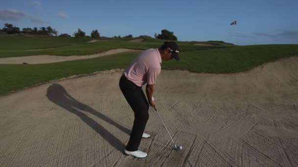 Pro golfer on a world class golf course — Stock Video