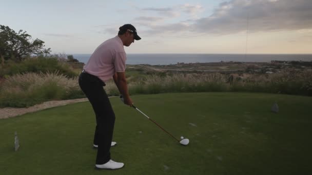 Pro golfista en un campo de golf de clase mundial — Vídeo de stock