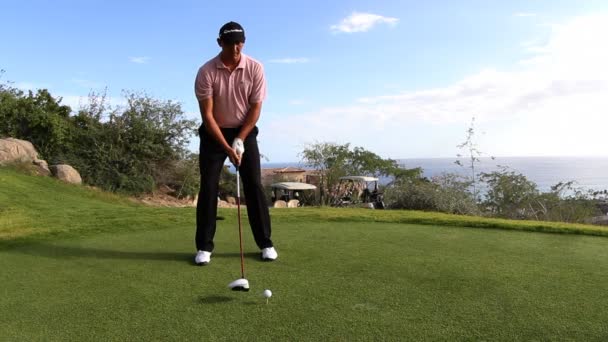 Профессиональный гольфист на поле для гольфа мирового класса — стоковое видео