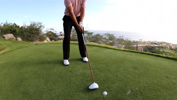 Golfista profissional em um campo de golfe de classe mundial — Vídeo de Stock