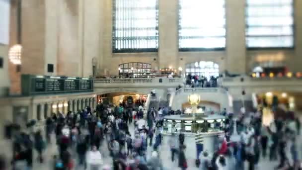 Timelapse av folkmassor av pendlare på new york's grand central station — Stockvideo