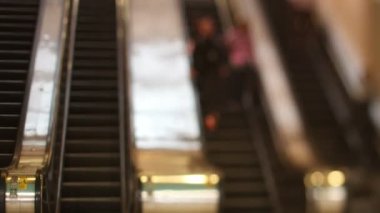 Yürüyen merdivenler new york grand central istasyonu kullanarak commuters kalabalıklar Timelapse