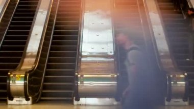 Yürüyen merdivenler new york grand central istasyonu kullanarak commuters kalabalıklar Timelapse