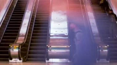 Yürüyen merdivenler new york grand central istasyonu kullanarak commuters kalabalıklar Timelapse