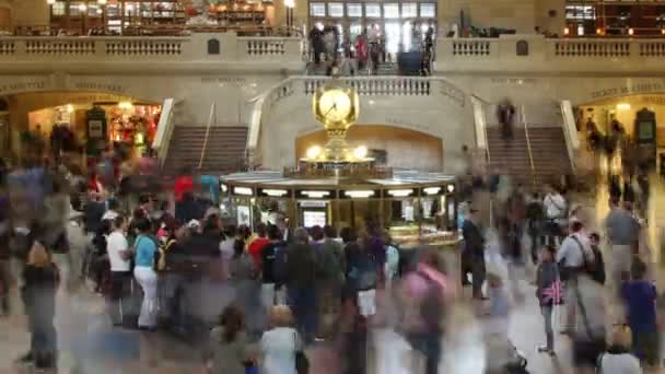 Timelapse av folkmassor av pendlare på new york's grand central station — Stockvideo