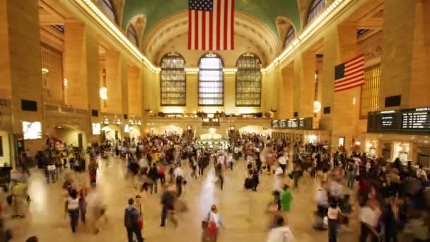 游戏中时光倒流的通勤者在纽约大中央车站的人群 — 图库视频影像
