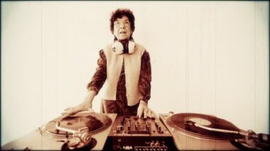 çok korkak yaşlı Nine dj! Bayan gidin! yaşlı film efekti