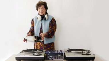 çok korkak yaşlı Nine dj! Bayan gidin!