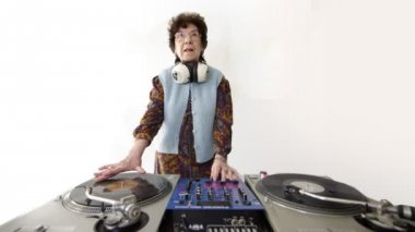 çok korkak yaşlı Nine dj! Bayan gidin!