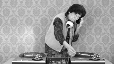 çok korkak yaşlı Nine dj! Bayan gidin!