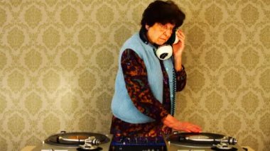 çok korkak yaşlı Nine dj! Bayan gidin!