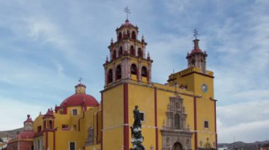 gün gece ikonik sarı kilisenin içinde guanajuato, Meksika için dönüm Timelapse