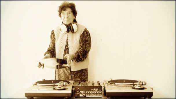 A very funky elderly granny dj! go lady! with aged film effect — Stock Video