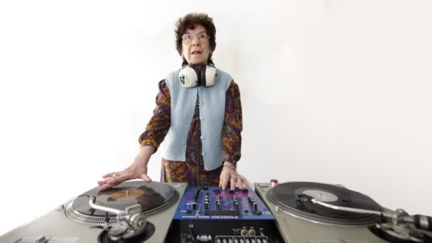 Egy igazi funky idős nagyanyó dj! hölgy megy! — Stock videók