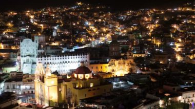 şehir manzarası güzel guanajuato, mexico, alacakaranlıkta Timelapse