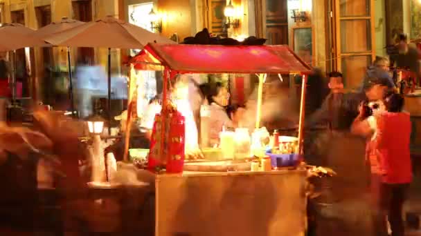 Street detail at night of a food seller in city of guanajuato, mexico. — Stock Video