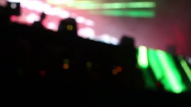 bir dj görünümlü bir festival dev led ekran önünde oynayan shot