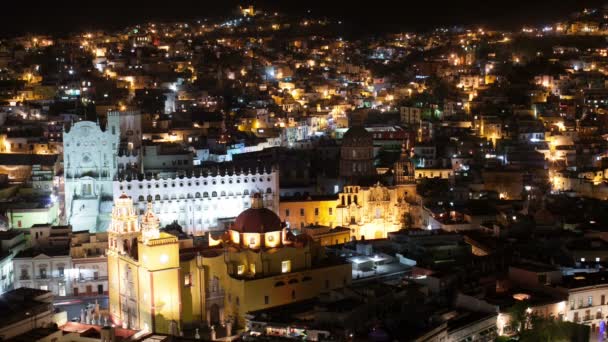 Zeitraffer in der Nacht der wunderschönen Skyline von Guanajuato, Mexiko. — Stockvideo