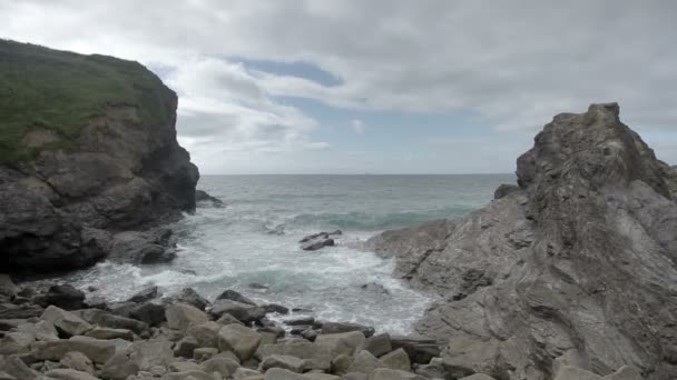 Gunwalloe ビーチで思いがけなく、劇的な海岸線のタイムラプス — ストック動画